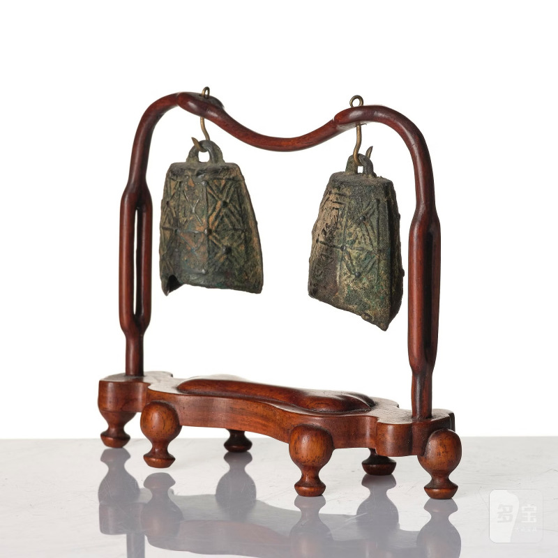 A pair of bronze cups and a pair of miniature bronze bells, - 图3